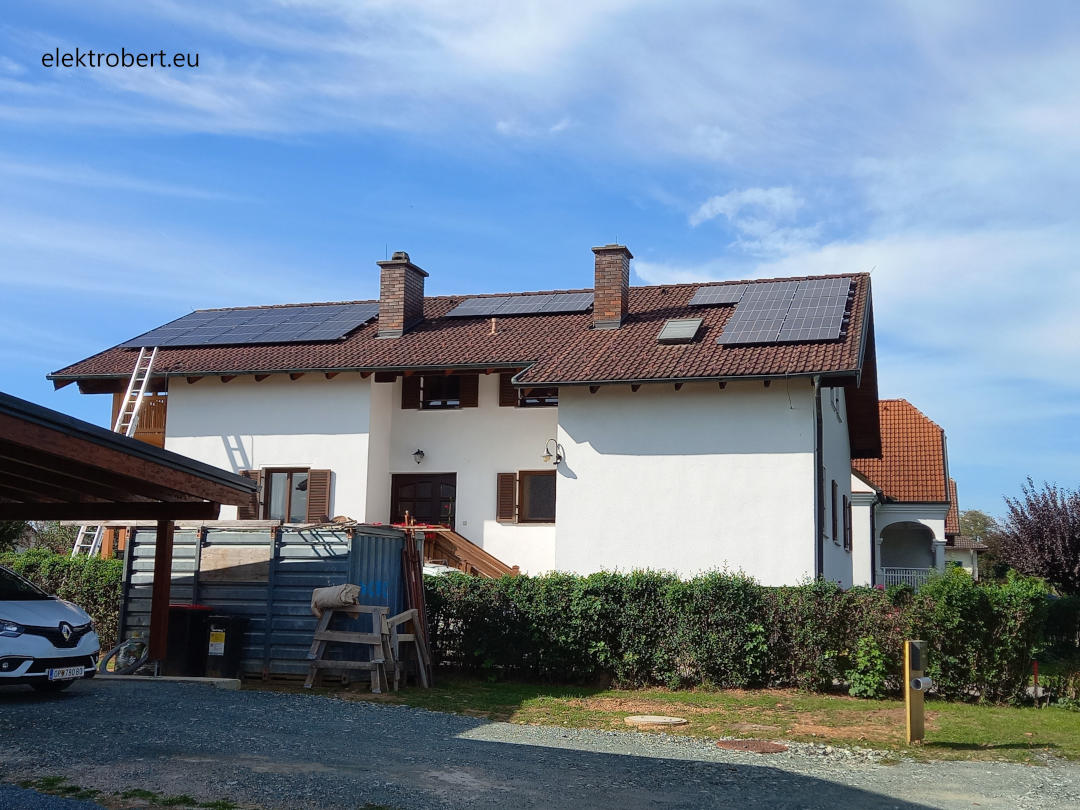Einfamilienhaus mit Ziegeldach und Photovoltaikanlage
