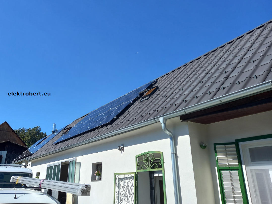 Wirtschaftsgebäude mit PV-Anlage auf Blechdach