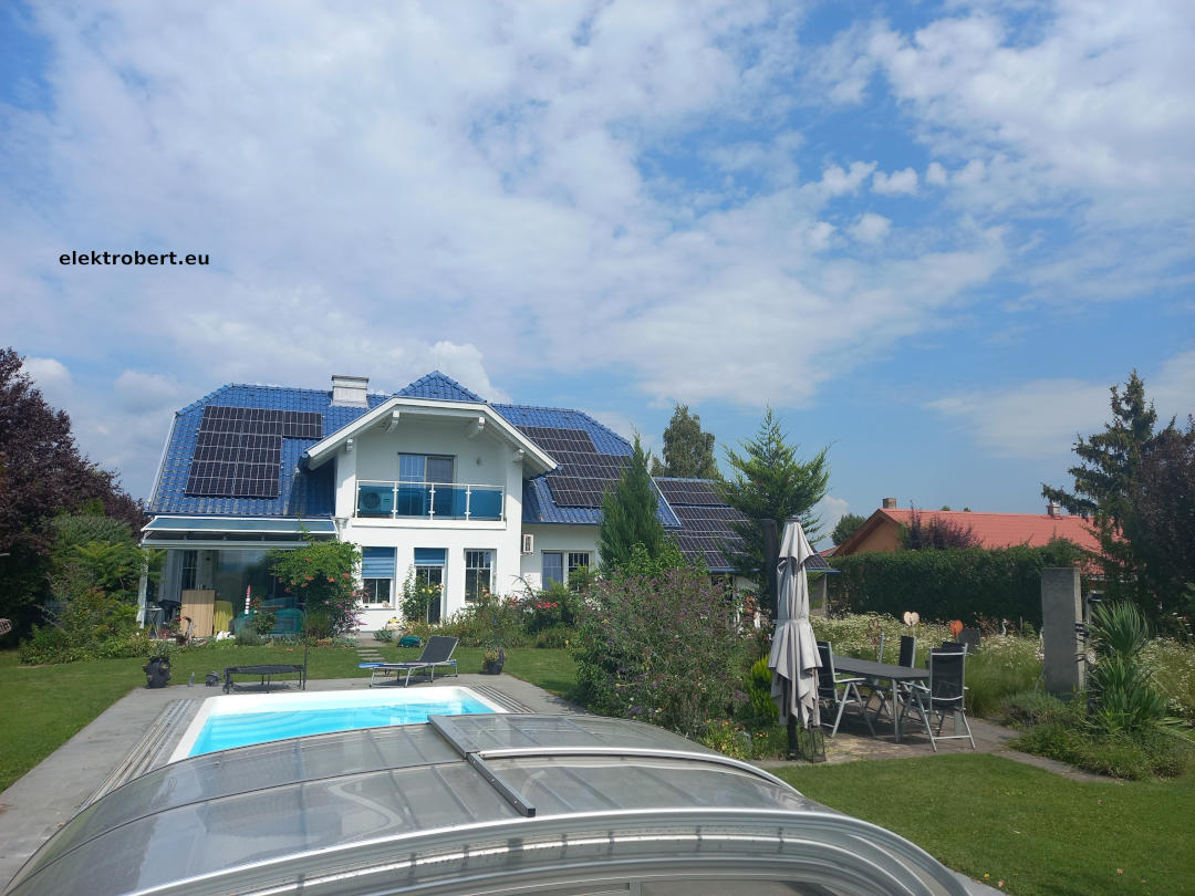 Haus mit PV-Anlage und Pool