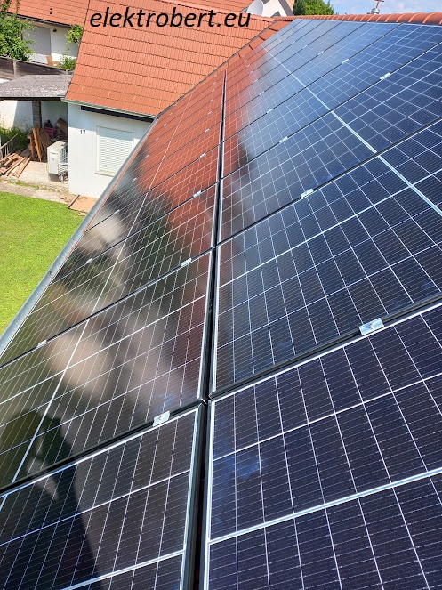 Nahaufnahme über Photovoltaikanlage auf einem Haus